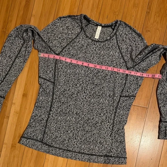 NWOT Lululemon Runderful Long Sleeve Top Black White Herringbone Size 8 - Picture 10 of 16